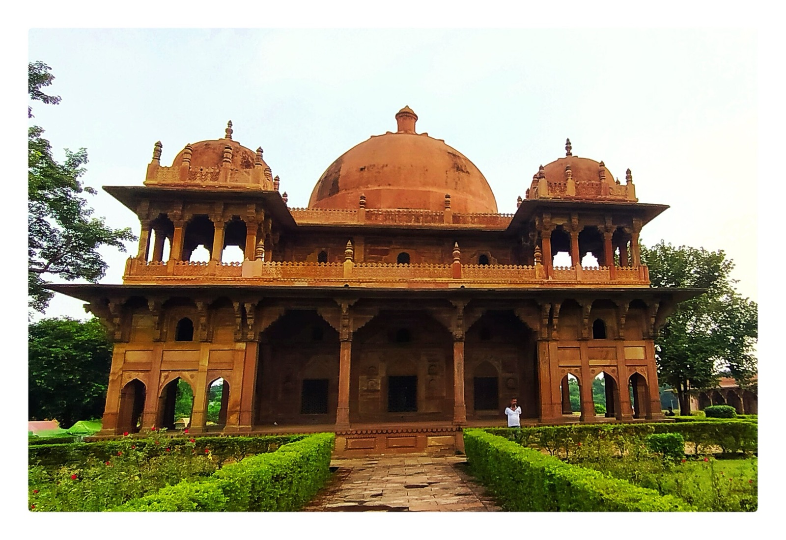 The domed Chhoti Dargah mausoleum surrounded by a tank at Maner Sharif